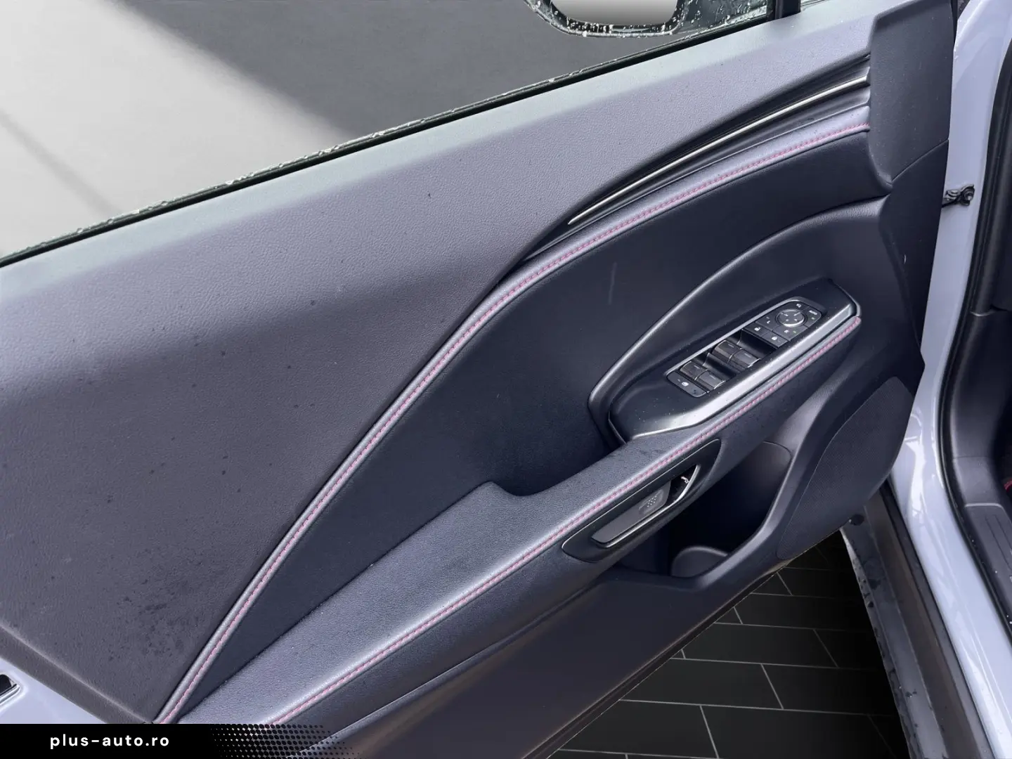 LEXUS LBX 2024 — imagine 12