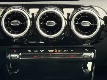 MERCEDES-BENZ A 180 d Limousine Progressive LED MBUX