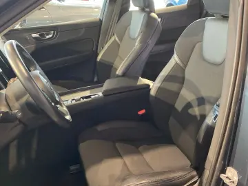 VOLVO XC60 B4 D AWD Momentum Pro Geartronic