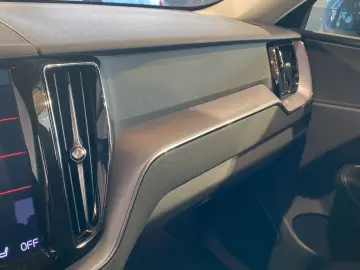 VOLVO XC60 B4 D AWD Momentum Pro Geartronic