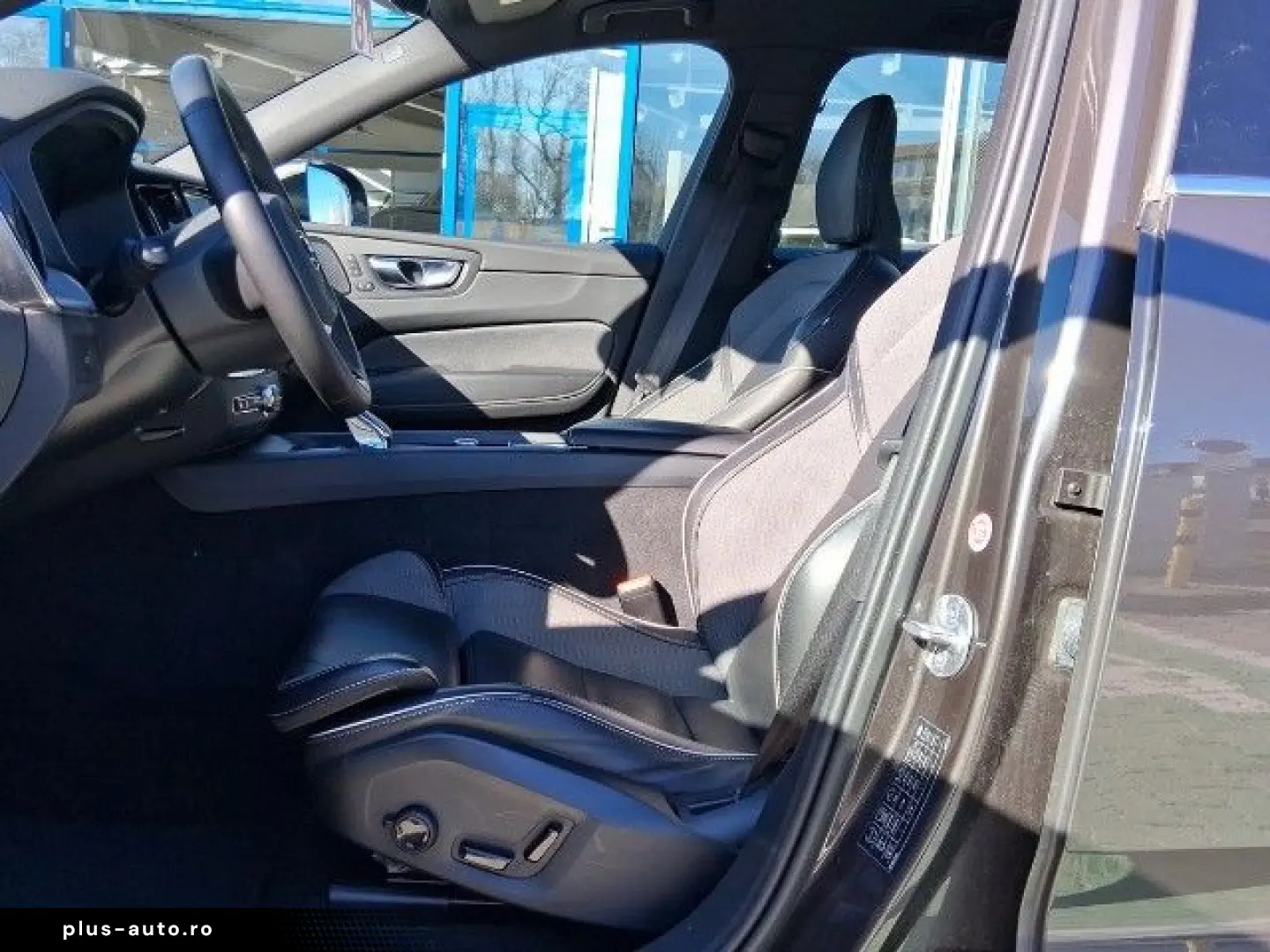 VOLVO XC60 2022 — imagine 10