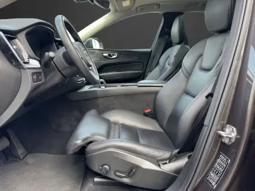 VOLVO XC60 B4 Diesel AWD Momentum Pro StandHZG AHK-kla