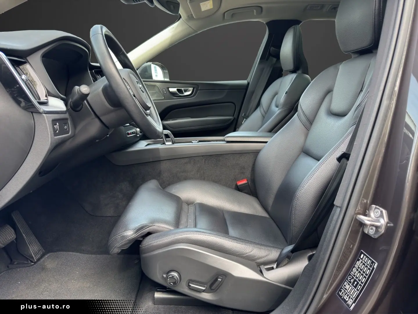 VOLVO XC60 2022 — imagine 10