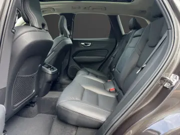 VOLVO XC60 B4 Diesel AWD Momentum Pro StandHZG AHK-kla