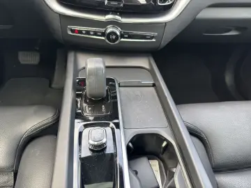 VOLVO XC60 B4 Diesel AWD Momentum Pro StandHZG AHK-kla