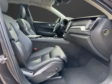 VOLVO XC60 B4 Diesel AWD Momentum Pro StandHZG AHK-kla