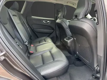 VOLVO XC60 B4 Diesel AWD Momentum Pro StandHZG AHK-kla