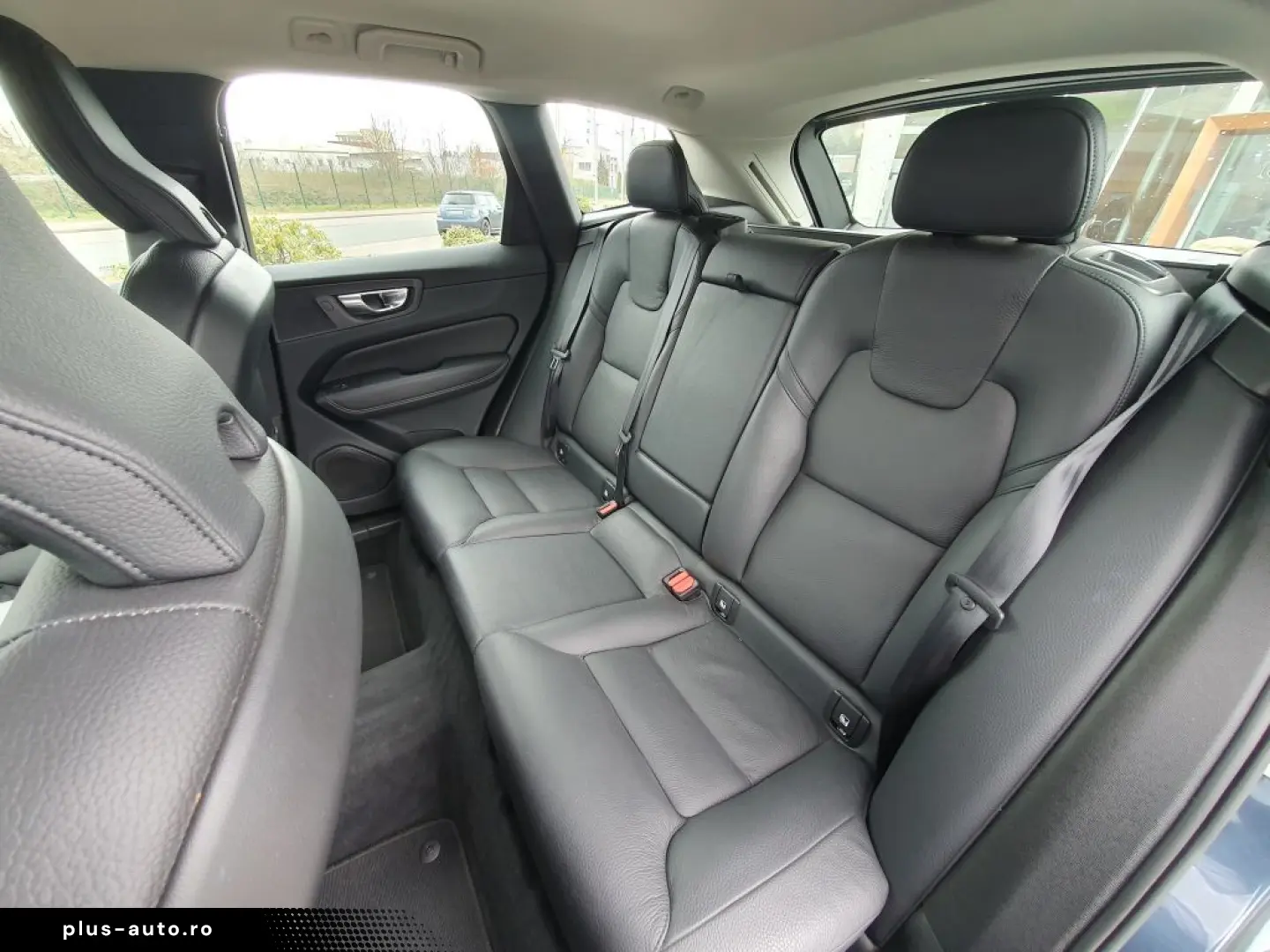 VOLVO XC60 2023 — imagine 12