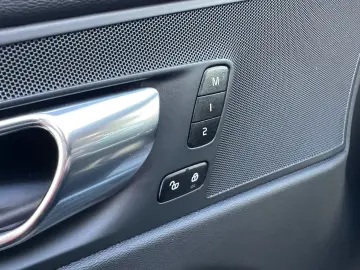 VOLVO XC 60 XC60 Plus Dark AWD Pano Kam360
