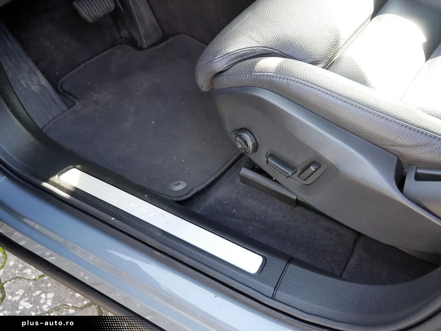 VOLVO XC60 B4 AWD Plus Dark