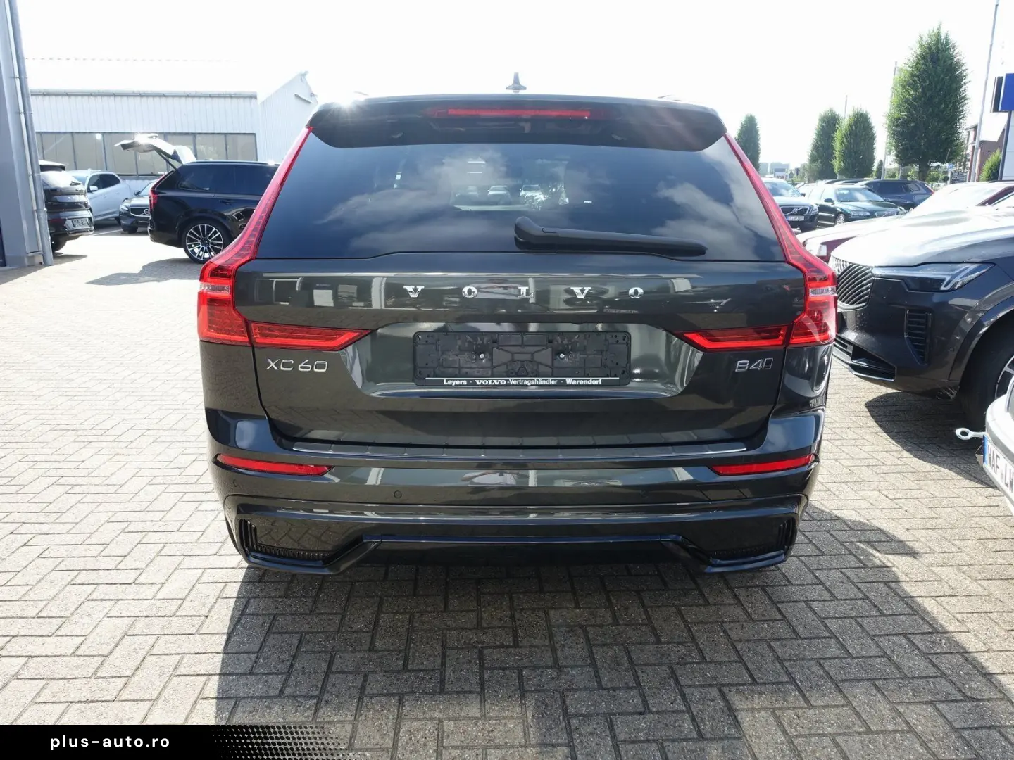 VOLVO XC60 B4 Diesel R-Design AWD PANO AHK KAMERA ACC