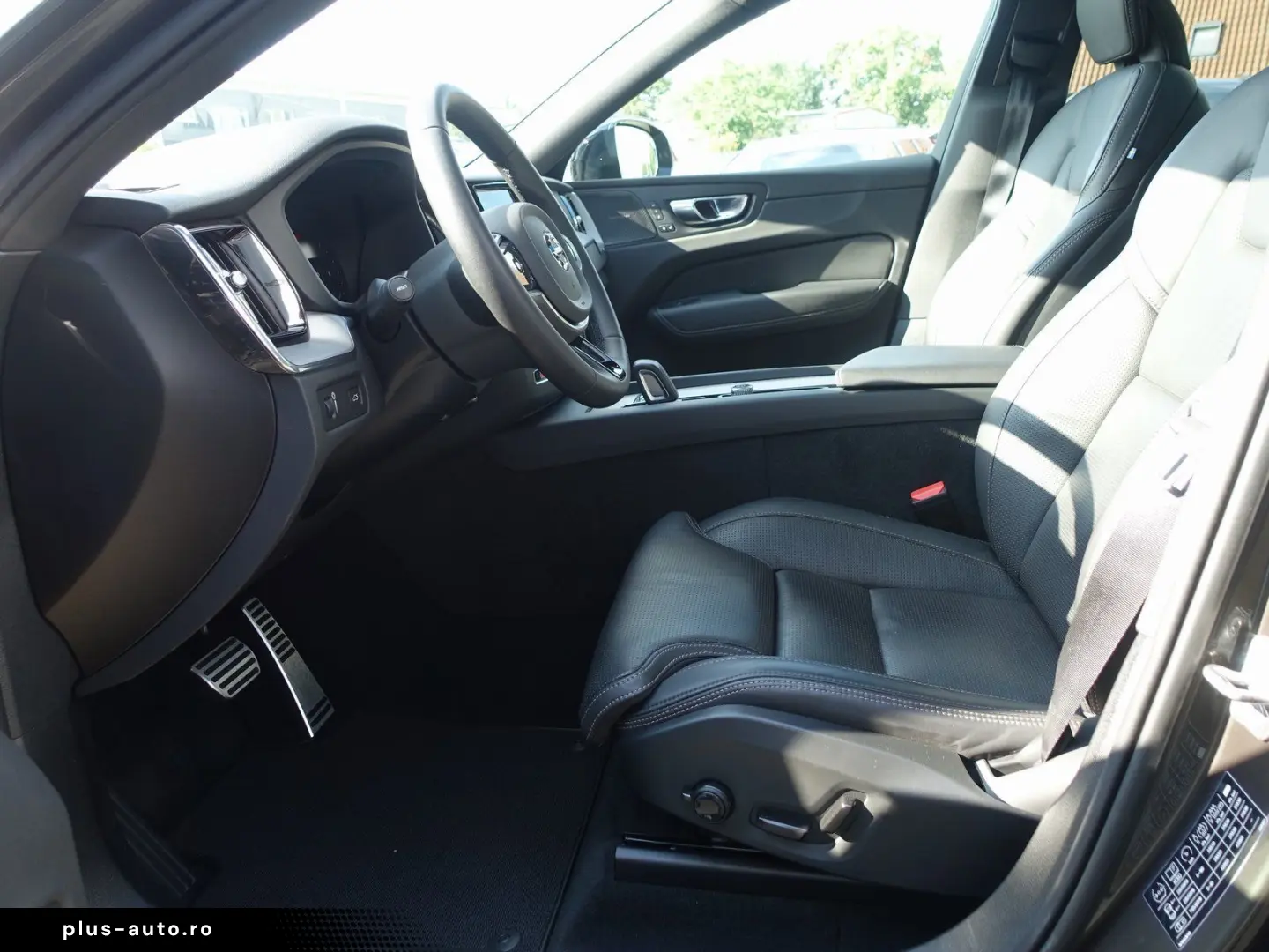 VOLVO XC60 B4 Diesel R-Design AWD PANO AHK KAMERA ACC
