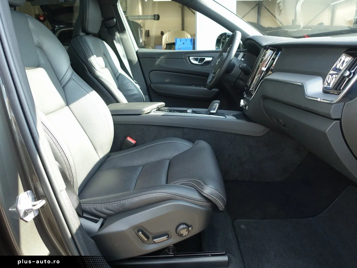 VOLVO XC60 B4 Diesel R-Design AWD PANO AHK KAMERA ACC