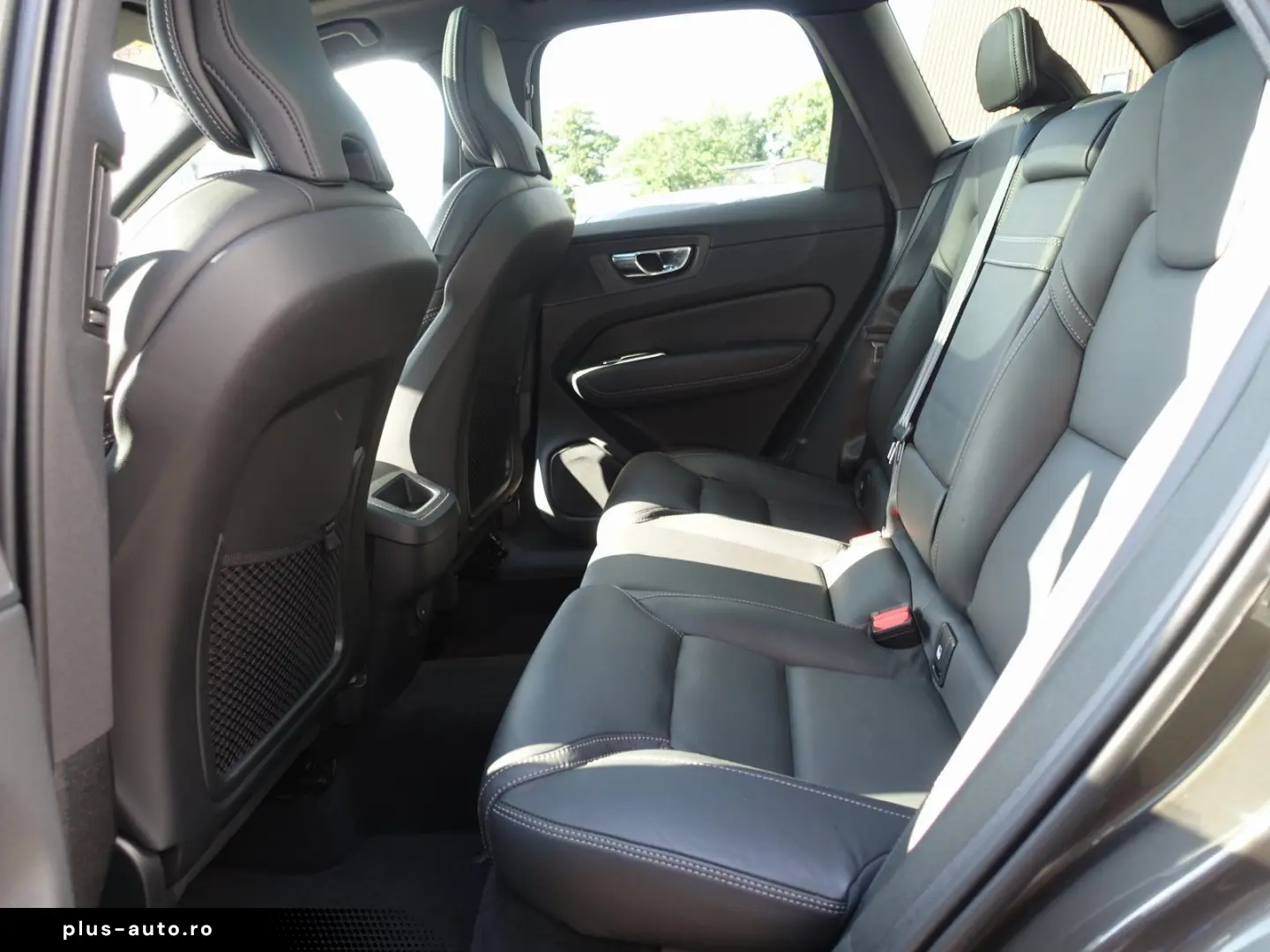 VOLVO XC60 B4 Diesel R-Design AWD PANO AHK KAMERA ACC