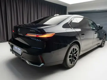 BMW 740