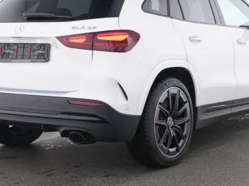 MERCEDES-BENZ GLA 35 AMG 4M NIGHT PANO AHK HUD MEMORY