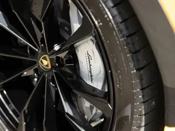 LAMBORGHINI URUS S  AKRAPOVIC VOLLCARBON 23  PANO B&O