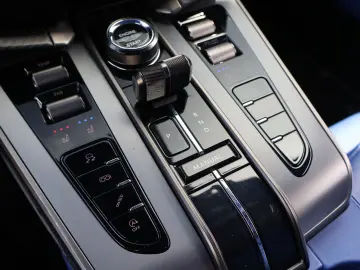 ASTON MARTIN Vanquish V12 by  Q  full CARBON