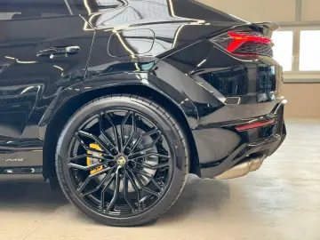 Lamborghini Urus URUS SE B&O 3D AKRAPOVIC