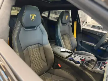 Lamborghini Urus URUS SE B&O 3D AKRAPOVIC