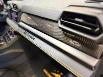 Lamborghini Urus URUS SE B&O 3D AKRAPOVIC
