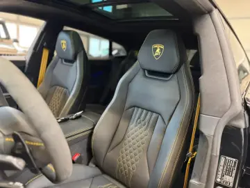 Lamborghini Urus URUS SE B&O 3D AKRAPOVIC