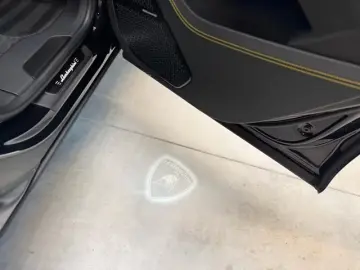 Lamborghini Urus URUS SE B&O 3D AKRAPOVIC