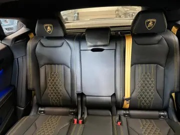 Lamborghini Urus URUS SE B&O 3D AKRAPOVIC