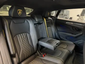 Lamborghini Urus URUS SE B&O 3D AKRAPOVIC