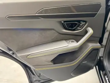 Lamborghini Urus URUS SE B&O 3D AKRAPOVIC