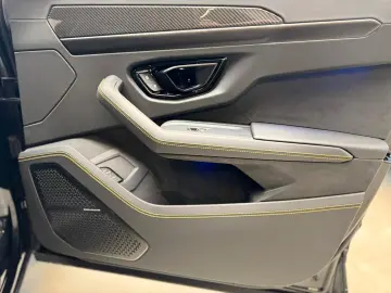 Lamborghini Urus URUS SE B&O 3D AKRAPOVIC