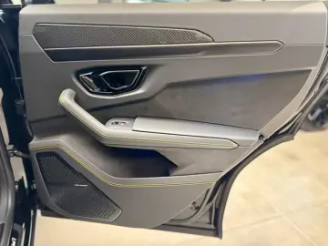 Lamborghini Urus URUS SE B&O 3D AKRAPOVIC
