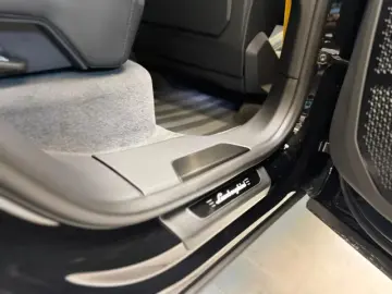 Lamborghini Urus URUS SE B&O 3D AKRAPOVIC