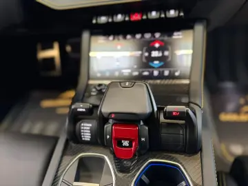 Lamborghini Urus URUS SE B&O 3D AKRAPOVIC