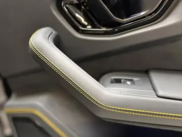 Lamborghini Urus URUS SE B&O 3D AKRAPOVIC