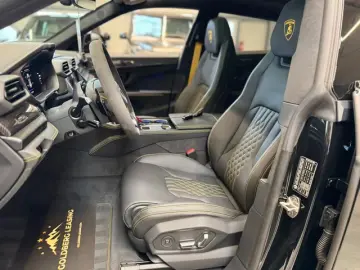 Lamborghini Urus URUS SE B&O 3D AKRAPOVIC
