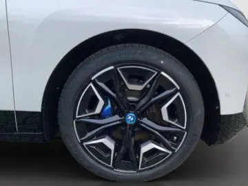 BMW iX xDrive50 Edition LASER NAVI HUD PANO 22  AHK