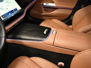 MERCEDES-BENZ E 200 4M AMG Sport Advanced Superscree…