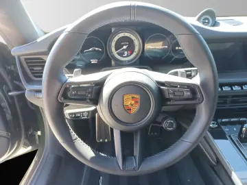 PORSCHE 911 Carrera 4 GTS