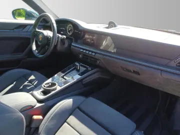PORSCHE 911 Carrera 4 GTS