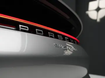 PORSCHE 911 Carrera