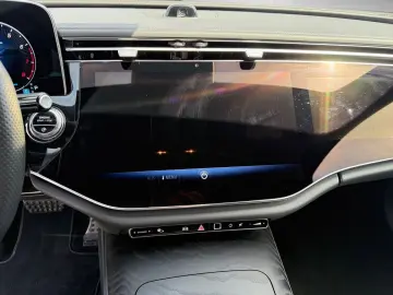 MERCEDES-BENZ E 200 Limousine AMG ADV.  Superscreen …