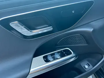 MERCEDES-BENZ E 220d AMG   HUD  SUPERSCREEN  NIGHT 20 ZOLL
