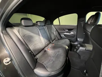 MERCEDES-BENZ E 220 d 4M AMG Distr AHK Airmat Sound …
