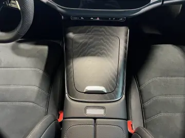 MERCEDES-BENZ E 220 d 4M AMG Distr AHK Airmat Sound …