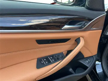 BMW 530 dA Touring xDrive M Sport AHK Pano Laser HUD
