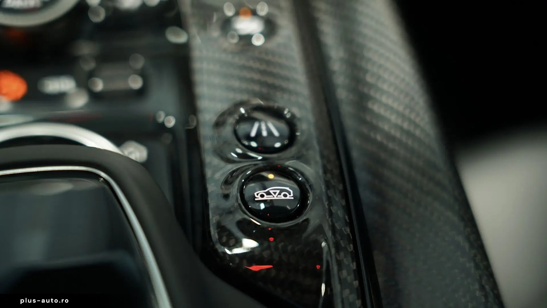 Aston Martin DBX 707 4.0 V8 Carbon   Finanțare Leasing