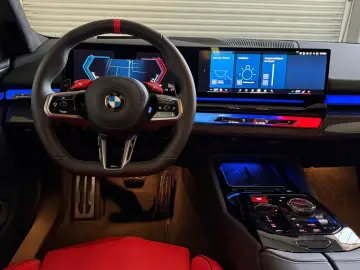 BMW M5 Limousine-ICONIC GLOW-PANORAMA