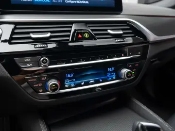 BMW 545 e xDrive   M pachet   H&K   360   Laser