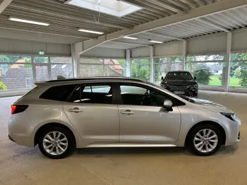 TOYOTA Corolla 2.0 Hybrid Touring Sports Business Editi